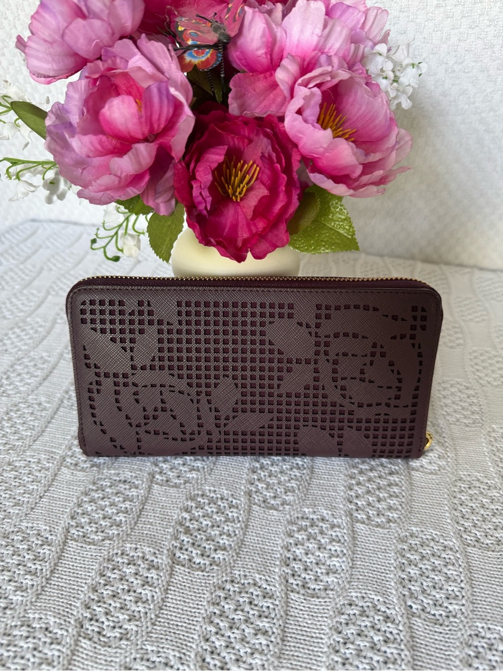 Kate Spade NWOT laser cut plum STORYBOOK zip around wallet - Picture 2 of 5